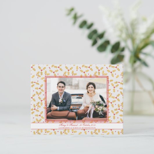 Elegant Gold Foil Holly Merry gevechtskerstmis Feestdagenkaart (Staand voorkant)