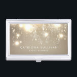Elegant Gold Glitter Bokeh Luxe Visitekaarthouder<br><div class="desc">Elegant Gold Glitter Bokeh Luxe-kaarthouder | Laat uw visitekaartje opvallen met deze elegante houder van het visitekaartje. Het is voorzien van gouden glitterbokeh en eenvoudige typografie. Overeenkomende objecten zijn beschikbaar.</div>