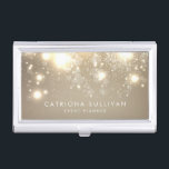 Elegant Gold Glitter Bokeh Luxe Visitekaarthouder<br><div class="desc">Elegant Gold Glitter Bokeh Luxe-kaarthouder | Laat uw visitekaartje opvallen met deze elegante houder van het visitekaartje. Het is voorzien van gouden glitterbokeh en eenvoudige typografie. Overeenkomende objecten zijn beschikbaar.</div>