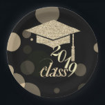 Elegant Gold Glitter Graduation Cap, Klasse 2019 Papieren Bordje<br><div class="desc">Goudglitter-schaaldop op de achtergrond van de bokeh.</div>