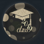 Elegant Gold Glitter Graduation Cap, Klasse 2019 Papieren Bordje<br><div class="desc">Goudglitter-schaaldop op de achtergrond van de bokeh.</div>