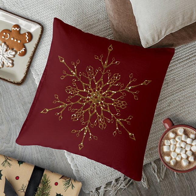 Elegant Gold Glitter Holiday Snowflake Dark Red Kussen (Elegant Gold Glitter Holiday Snowflake Dark Red Throw Pillow)