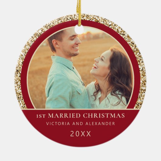 Elegant Gold Glitter Red, eerste kerst met huwelij Keramisch Ornament (Achterkant)