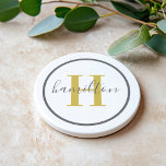 Elegant Gold Grey Round Custom Monogram Initiaal Zandsteen Onderzetter<br><div class="desc">Het Elegant ronde gepersonaliseerde ontwerp van het onderzetter van de drink van de drank kenmerkt een klassiek initiaal van de douanespreek in een gouden kleur met uw familienaam in modern grijs kalligrafiemanuscript tegen een schone witte achtergrond. Een eenvoudige grijze cirkel lijst het ontwerp. Het kleurenschema kan worden aangepast om perfect...</div>