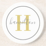 Elegant Gold Grey Round Custom Monogram Initiaal Zandsteen Onderzetter<br><div class="desc">Het Elegant ronde gepersonaliseerde ontwerp van het onderzetter van de drink van de drank kenmerkt een klassiek initiaal van de douanespreek in een gouden kleur met uw familienaam in modern grijs kalligrafiemanuscript tegen een schone witte achtergrond. Een eenvoudige grijze cirkel lijst het ontwerp. Het kleurenschema kan worden aangepast om perfect...</div>