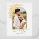 Elegant Gold Hand Drawn Roos Foto Save the Date Folie Uitnodiging Briefkaart<br><div class="desc">Elegant gold folie schetste handtekenstijlspray van rozen en foliage met boogfotosjabloon en bewerkbare tekstvelden. De rug kenmerkt een complementaire florale grafische extra tekstgebieden.</div>