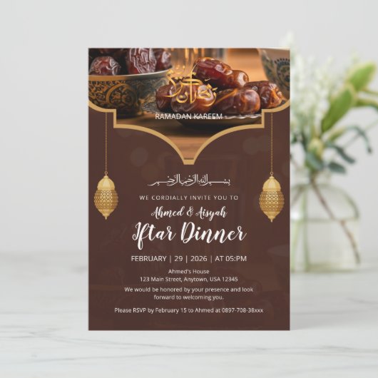Elegant Gold Lantern Warm Brown with Dates Iftar Kaart (Staand voorkant)