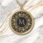 Elegant Gold Leaf Border Monogram Goud Vergulden Ketting<br><div class="desc">Dit elegante ketting toont je monogram in goud op een dramatische zwarte achtergrond. Het monogram wordt omgeven door een cirkelvormig ontwerp met afbeeldingen die rond de omtrek worden herhaald. Mooi!</div>