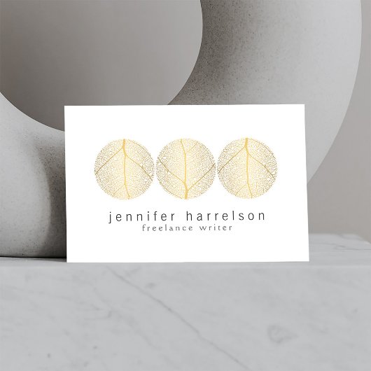 Elegant Gold Leaf Trio Logo op Wit Visitekaartje