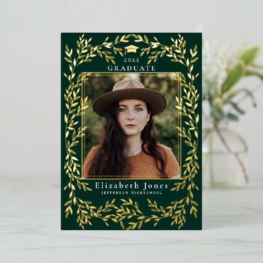 Elegant Gold Leaf WreatAfstuderen Foto Folie in Folie Uitnodiging (Staand Voorkant)