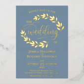 Elegant Gold Leaves op Dusty Blue Classy Wedding Folie Uitnodiging (Voorkant)