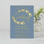 Elegant Gold Leaves op Dusty Blue Classy Wedding Folie Uitnodiging (Staand Voorkant)