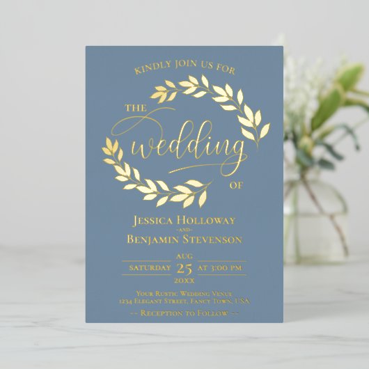 Elegant Gold Leaves op Dusty Blue Classy Wedding Folie Uitnodiging (Staand Voorkant)