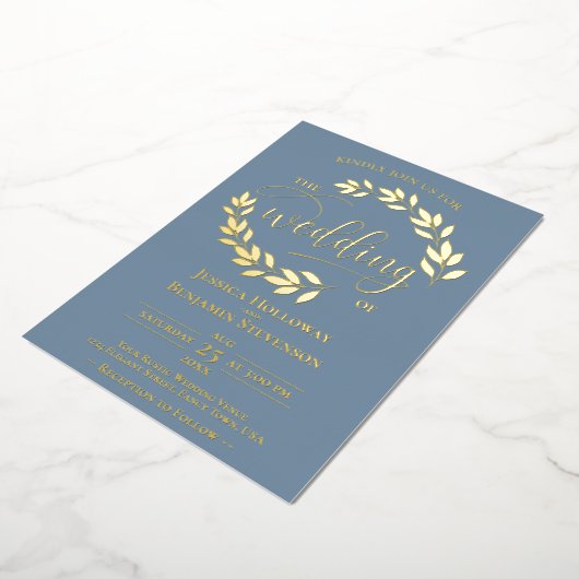 Elegant Gold Leaves op Dusty Blue Classy Wedding Folie Uitnodiging (Gedraaid)