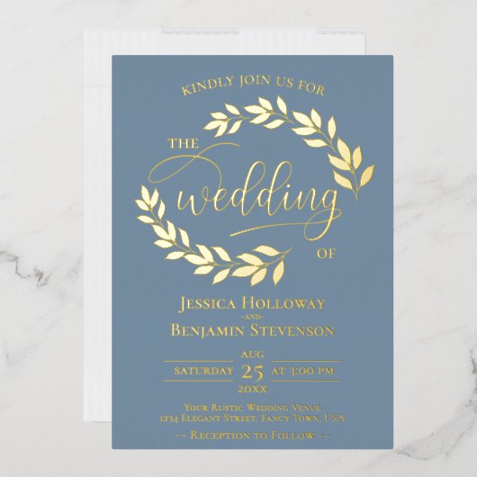 Elegant Gold Leaves op Dusty Blue Classy Wedding Folie Uitnodiging (Envelop)