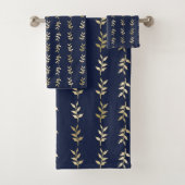 Elegant Gold Leaves Pattern op Midnight Blue Bad Handdoek (Insitu)