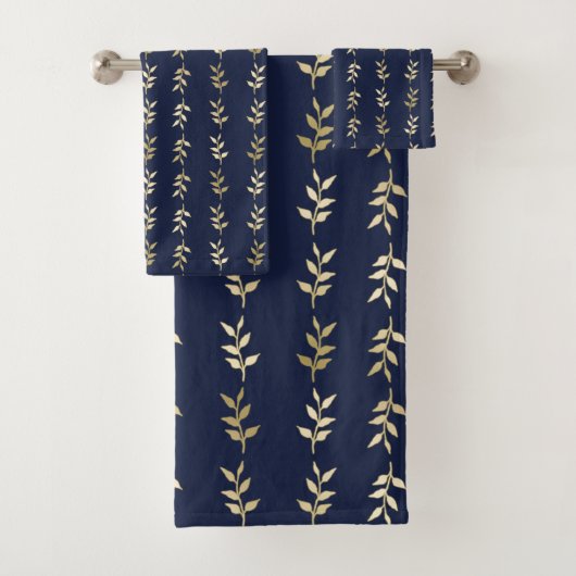 Elegant Gold Leaves Pattern op Midnight Blue Bad Handdoek (Insitu)