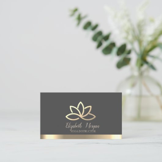 Elegant Gold Lotus Gold Stripe Yoga Instructor Visitekaartje (Staand voorkant)