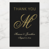 Elegant Gold Monogram Script Black Weddenschap Wijn Etiket (Enkel label)