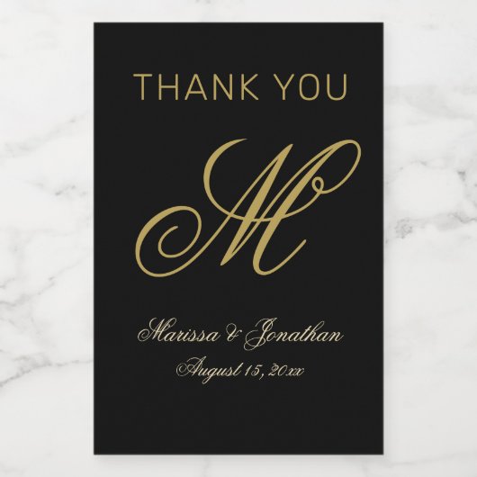 Elegant Gold Monogram Script Black Weddenschap Wijn Etiket (Enkel label)