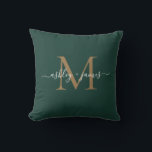 Elegant Gold Monogram Script Names Weddenschap Gre Kussen<br><div class="desc">Chic monogrammed keepaardkussen met uw namen en monogram in witte elegante handgeschreven manuscriptkalligrafie en gouden moderne typografie op een donkergroene achtergrond. Voeg gewoon uw namen en monogram toe. Exclusief voor u ontworpen door Happy Dolphin Studio. Neem contact met ons op via happydolphinstudio@outlook.com als je hulp of overeenkomende producten nodig hebt....</div>