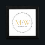 Elegant Gold Monogram Weddenschap Gift Box Cadeaudoosje<br><div class="desc">Elegant Gold Monogram met Black Milgrain grens. De gestippelde grens doet denken aan melkgraan, een techniek die de juwelen in detail behandelt en die vaak wordt gebruikt voor verloving- en trouwringen. De grens van de milgraan voegt zowel een moderne als elegante stijl aan deze monogrammed doos van het keepjescadeau toe....</div>