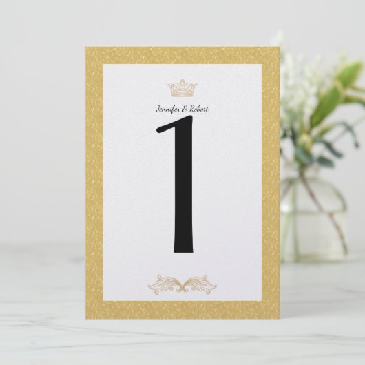 Elegant Gold Monogram Wedingnummer Kaart (Staand voorkant)