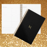 Elegant Gold Monogramed Black jaarlijks gecontrole Planner<br><div class="desc">Aangepast, gepersonaliseerd, modern, trendy, chic, strak zwart en grijs ingecheckt patroon, elegant faux goudtypografie / script monogrammed, wekelijks en maandelijks panner met één vel leuke en kleurrijke herpositioneerbare stickers achterin. Typ gewoon in uw monogram/initiaal om deze aan te passen. Plan uw dagen in stijl met deze aanpasbare planner. Met zijn...</div>