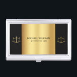 Elegant Gold op Black Scales of Justice Lawyer Visitekaarthouder<br><div class="desc">Dit elegante hoesje van een buskaartje voor advocaten heeft een faux goudschalen van rechtvaardigheid aan beide zijden in het zwart. In het midden is het goud met jouw naam en beroep in een moderne zwarte typografie om je te personaliseren. Werk in stijl! Ontworpen door Susan Coffey.</div>
