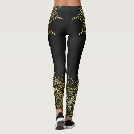 Elegant Gold op Soft Black Floral Henna Mandala Leggings (Achterkant)