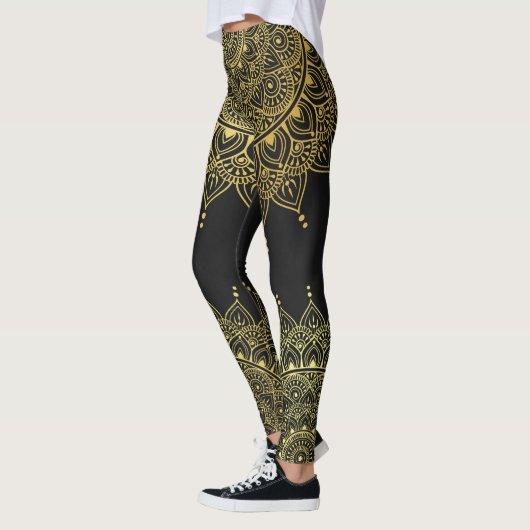 Elegant Gold op Soft Black Floral Henna Mandala Leggings (Links)