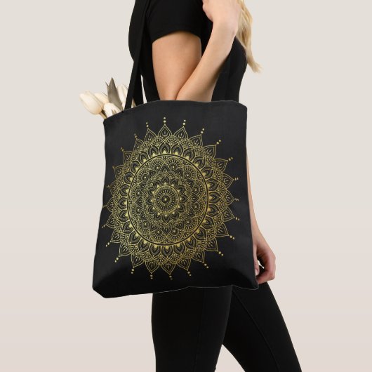 Elegant Gold op Soft Black Floral Henna Mandala Tote Bag (Dichtbij)