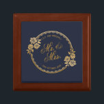 Elegant Gold Personalized Wedding | Kader in Keepo Cadeaudoosje<br><div class="desc">Voor verdere aanpassing, te klikken gelieve de knoop "aanpassen"en ons ontwerphulpmiddel te gebruiken om deze sjabloon te wijzigen. Als de opties beschikbaar zijn, kunt u tekst en afbeelding veranderen door eenvoudig op "te klikken geef/verwijder Tekst of Afbeelding hier"uit en voeg uw toe. Als u wilt dat dit ontwerp aan een...</div>