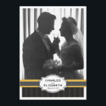Elegant Gold Photo 50th Wedding Jubileum Party Kaart<br><div class="desc">Voel het gevierde koppel uit met een originele trouwfoto of een foto van vandaag in deze mooie uitnodiging voor een zwarte, witte en gouden fotokaart. Een elegante tekst met subtiele tuxedo striped achtergrond met faux lintaccent aan de voorkant die een grote foto van het speciale paar bevat en een mooie...</div>