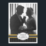 Elegant Gold Photo 50th Wedding Jubileum Party Kaart<br><div class="desc">Voel het gevierde koppel uit met een originele trouwfoto of een foto van vandaag in deze mooie uitnodiging voor een zwarte, witte en gouden fotokaart. Een elegante tekst met subtiele tuxedo striped achtergrond met faux lintaccent aan de voorkant die een grote foto van het speciale paar bevat en een mooie...</div>