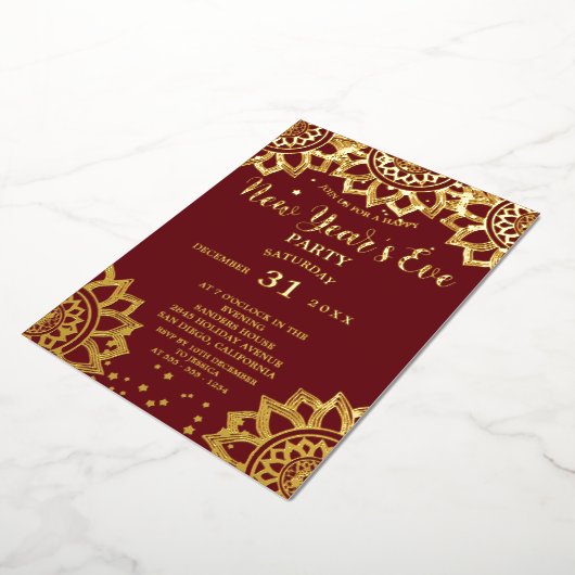 Elegant Gold Red Mandala nieuwjaarsfeest Folie Uitnodiging (Gedraaid)