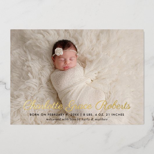 Elegant Gold Script Baby Foto geboortebekendmaking Folie Uitnodiging (Voorkant)