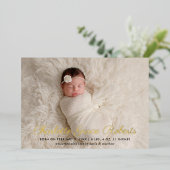 Elegant Gold Script Baby Foto geboortebekendmaking Folie Uitnodiging (Staand Voorkant)
