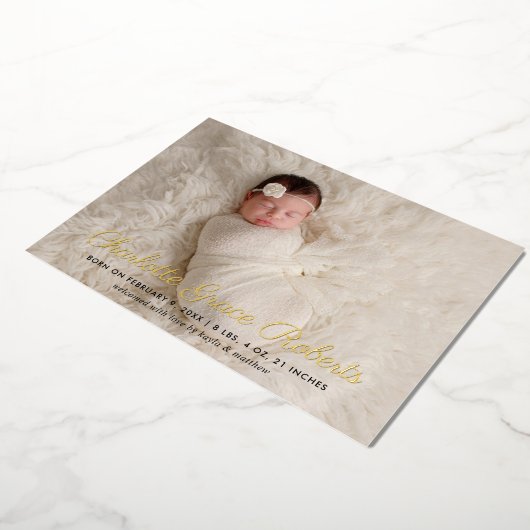 Elegant Gold Script Baby Foto geboortebekendmaking Folie Uitnodiging (Gedraaid)
