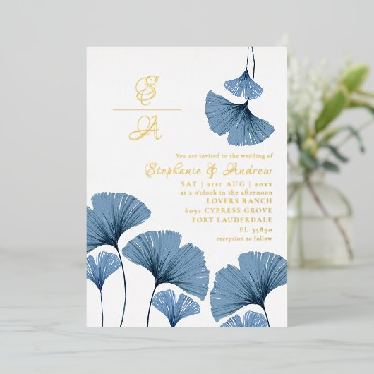 Elegant Gold Script Blue Leaf Wedding Invitation Folie Uitnodiging (Staand Voorkant)