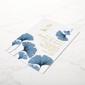 Elegant Gold Script Blue Leaf Wedding Invitation Folie Uitnodiging (Gedraaid)