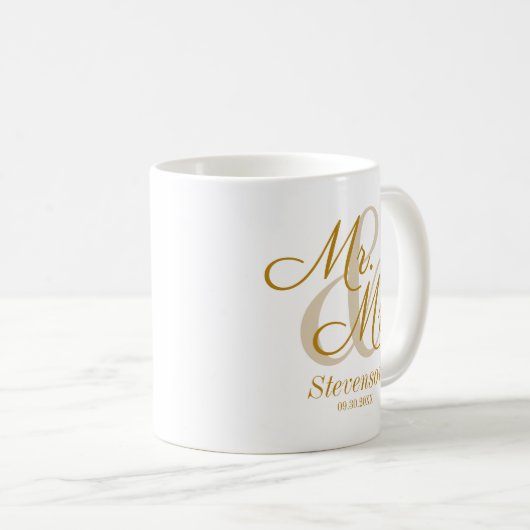 Elegant Gold Script Couple Wedding Gift Coffee Mok (Voorkant rechts)