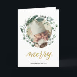 Elegant Gold Script Eucalyptus Foliage Greenery Feestdagen Kaart<br><div class="desc">Verstuur vakantiewensen en groeten naar vrienden, collega's en familie in eenvoudige, schattige, kische, elegante en moderne fotoontwerpen feestelijke, natuurlijke natuur kleurengevouwen vakantiekaarten! Een prachtig lijst van aangebrachte zacht groen geverfde waterverf bladeren (pijnboomboom, eucalyptus, fern) met bruine pijndenkegels en ivoormagnolia vooraan. Hieronder staat goud "Merry" in elegante hand-briefed kalligrafie en uw...</div>