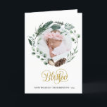Elegant Gold Script Eucalyptus Foliage Greenery Feestdagen Kaart<br><div class="desc">Verstuur vakantiewensen en groeten naar vrienden, collega's en familie in eenvoudige, schattige, kische, elegante en moderne fotoontwerpen feestelijke, natuurlijke natuur kleurengevouwen vakantiekaarten! Een prachtig lijst van aangebrachte zacht groen geverfde waterverf bladeren (pijnboomboom, eucalyptus, fern) met bruine pijndenkegels en ivoormagnolia vooraan. Hieronder vindt u goud "geblesseerd" in elegante, handgeschreven kalligrafie en...</div>