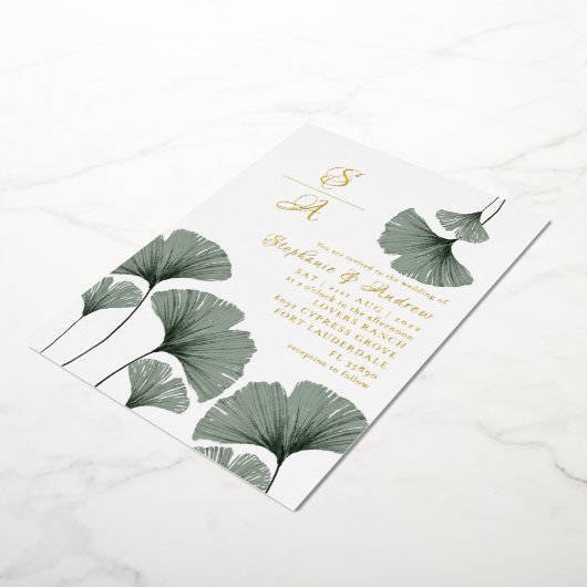 Elegant Gold Script Green Leaf Wedding Invitation Folie Uitnodiging (Gedraaid)