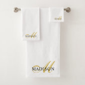 Elegant Gold Script Initiaal Naam Monogram Wit Bad Handdoek (Insitu)