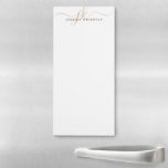 Elegant Gold Script Monogram Initialen minimalisti Magnetisch Notitieblok<br><div class="desc">Gepersonaliseerd, minimalistisch modern magnetisch notitieblok met eenvoudige elegante initialen van het kalligrafische manuscript of monogram en naam in goud en zwart. WIJZIGINGEN: De stijl, de kleur, de grootte en de plaatsing van de tekstdoopvont kunnen worden veranderd door in de PERSONALIZE sectie voor een douane te klikken bekijken. BIJSTAND: Voor hulp...</div>