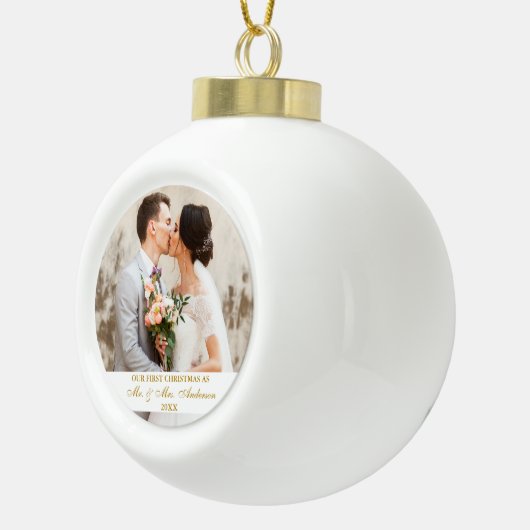 Elegant Gold Script ons eerste kerstfeest Keramische Bal Ornament (Rechts)