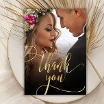 Elegant Gold Script Photo Weddenschap Hartelijk da Bedankkaart<br><div class="desc">Moderne Boho Chic Gold Kalligrafie Script Foto Bruiloft Dank je Kaart. Stijlvolle bruiloft dank u sjabloon met een volledige verticale foto op de voorkant met de tekst "Thank You" in een grillige wervelende hand belettering typografie swash tail font script faux gouden folie overlay op het afbeelding. 2-zijdige kaart met pre-made...</div>