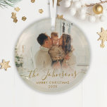 Elegant Gold Script-serie Foto met prettig kerstfe Glas Ornament<br><div class="desc">Elegant Gold Hand heeft de serie met de letters "Merry Kerstmis" geplaatst. Fotoversiering. Biedt uw favoriete familiefoto,  "familienaam"-kalligrafietekst in handgeschreven script,  met Merry-kersttekst en -jaar. Eenvoudig aan te passen. Het uiteinde van de foto: bewaar uw foto aan vierkant vorm alvorens het te uploaden.</div>